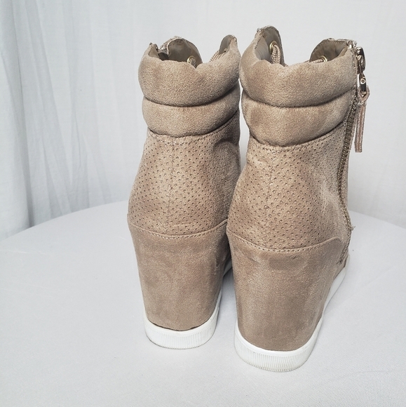 Shoe Dazzle Talisa Tan Wedge Heel Fuax Suede Shoe Sz 7.5 - Picture 4 of 7